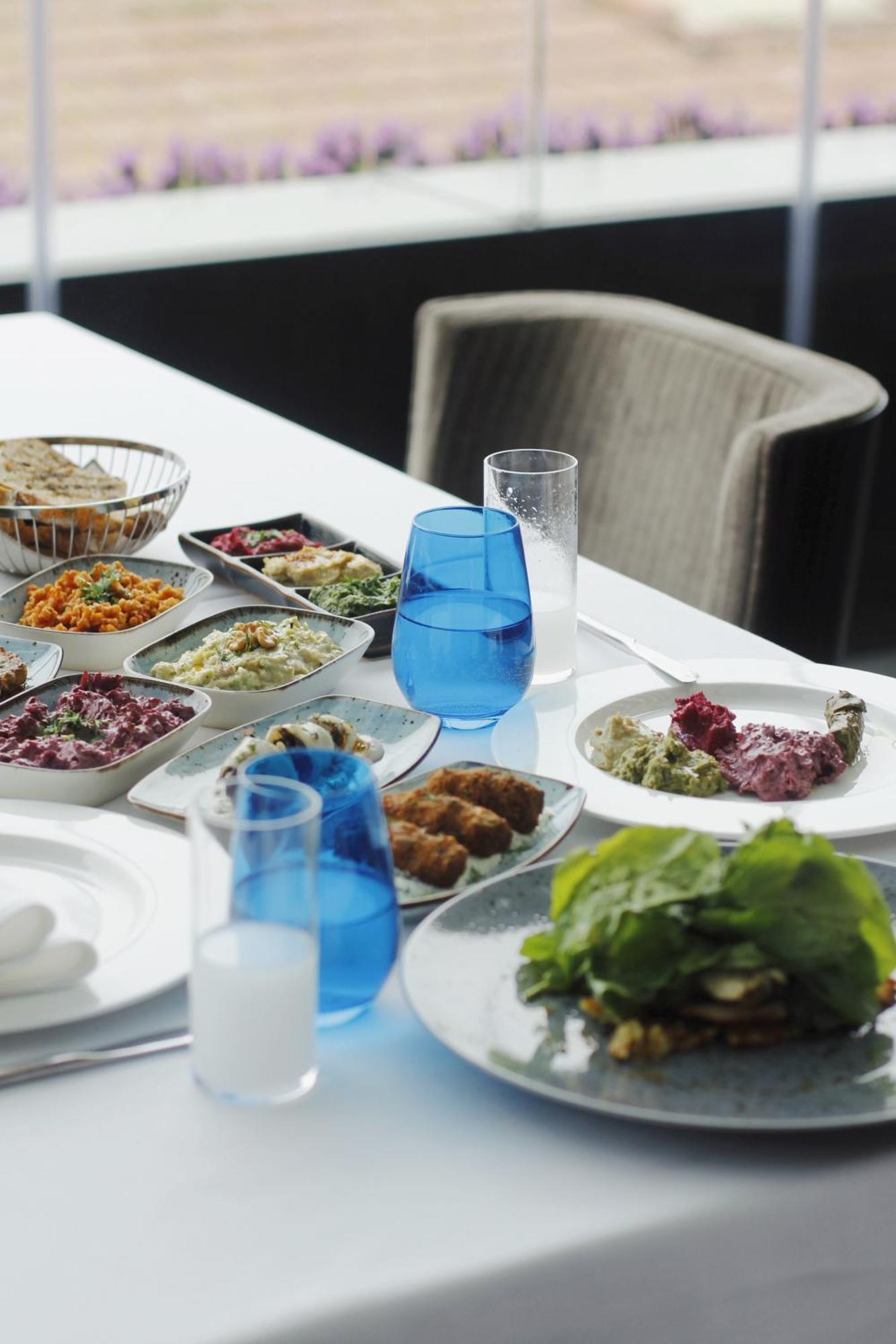 فندق 10 كاراكوي اسطنبول المظهر الخارجي الصورة A selection of meze