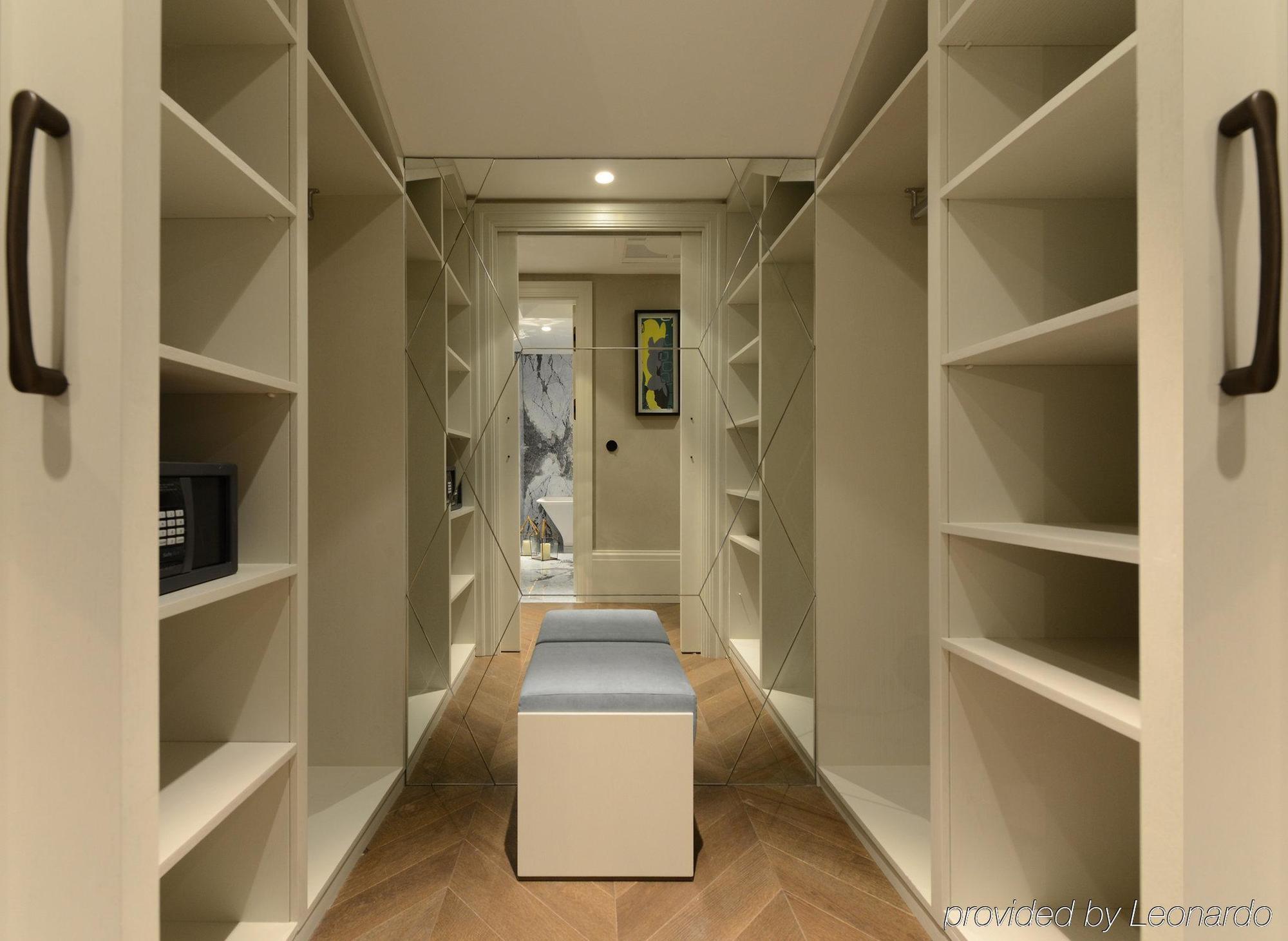 فندق 10 كاراكوي اسطنبول المظهر الخارجي الصورة A walk-in closet