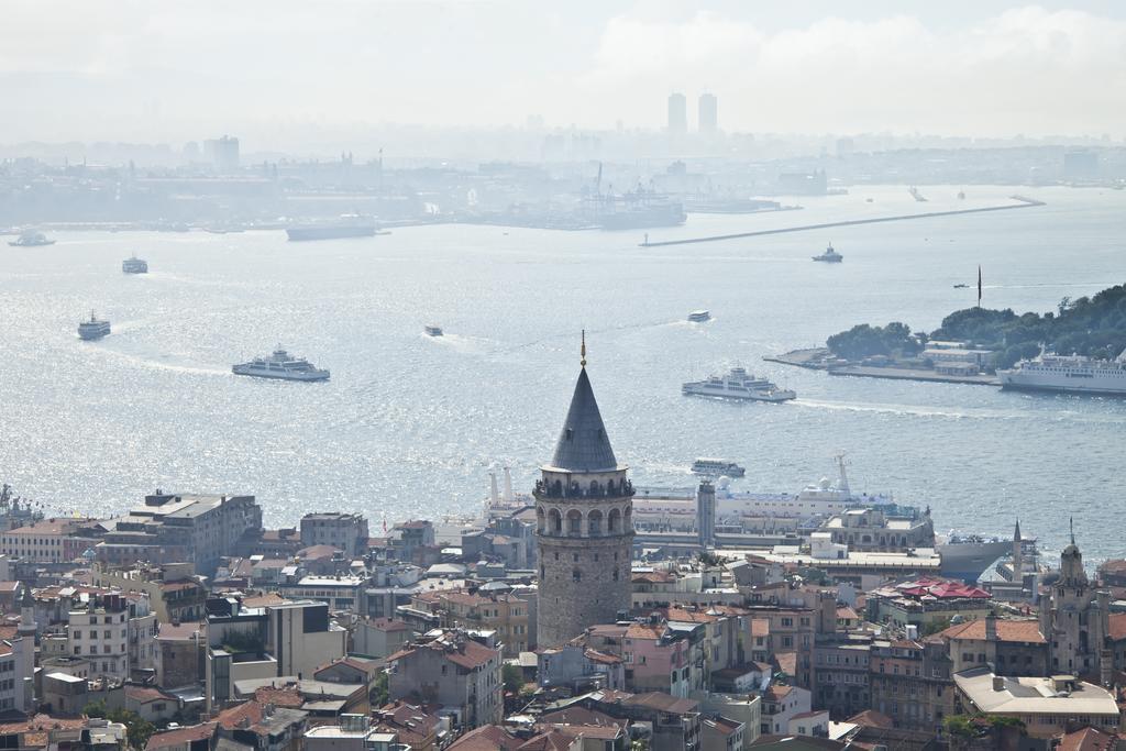 فندق 10 كاراكوي اسطنبول المظهر الخارجي الصورة The Bosphorus, the main artery of the sea, as seen from the Galata Tower.
