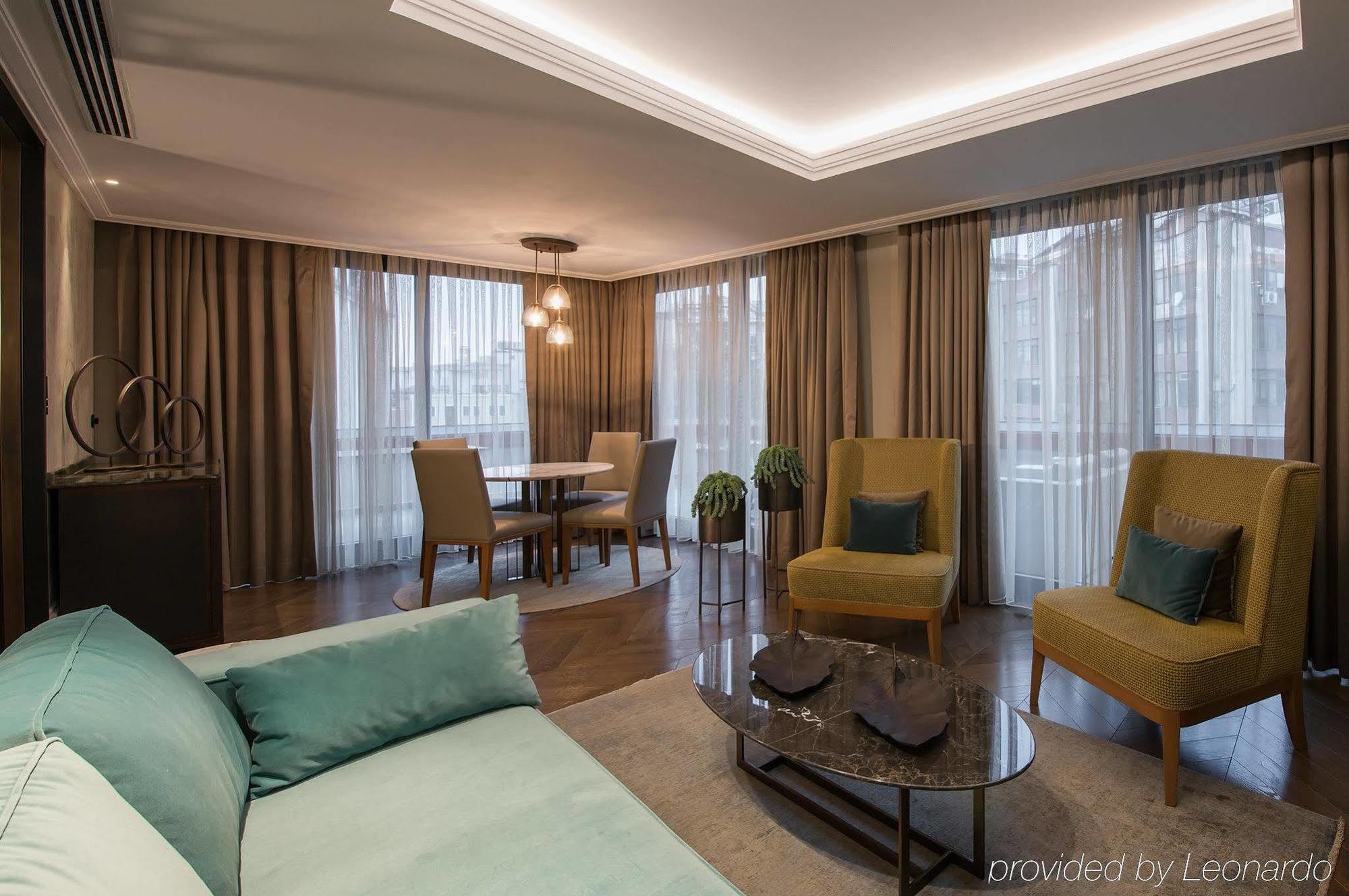 فندق 10 كاراكوي اسطنبول المظهر الخارجي الصورة A living room at the hotel
