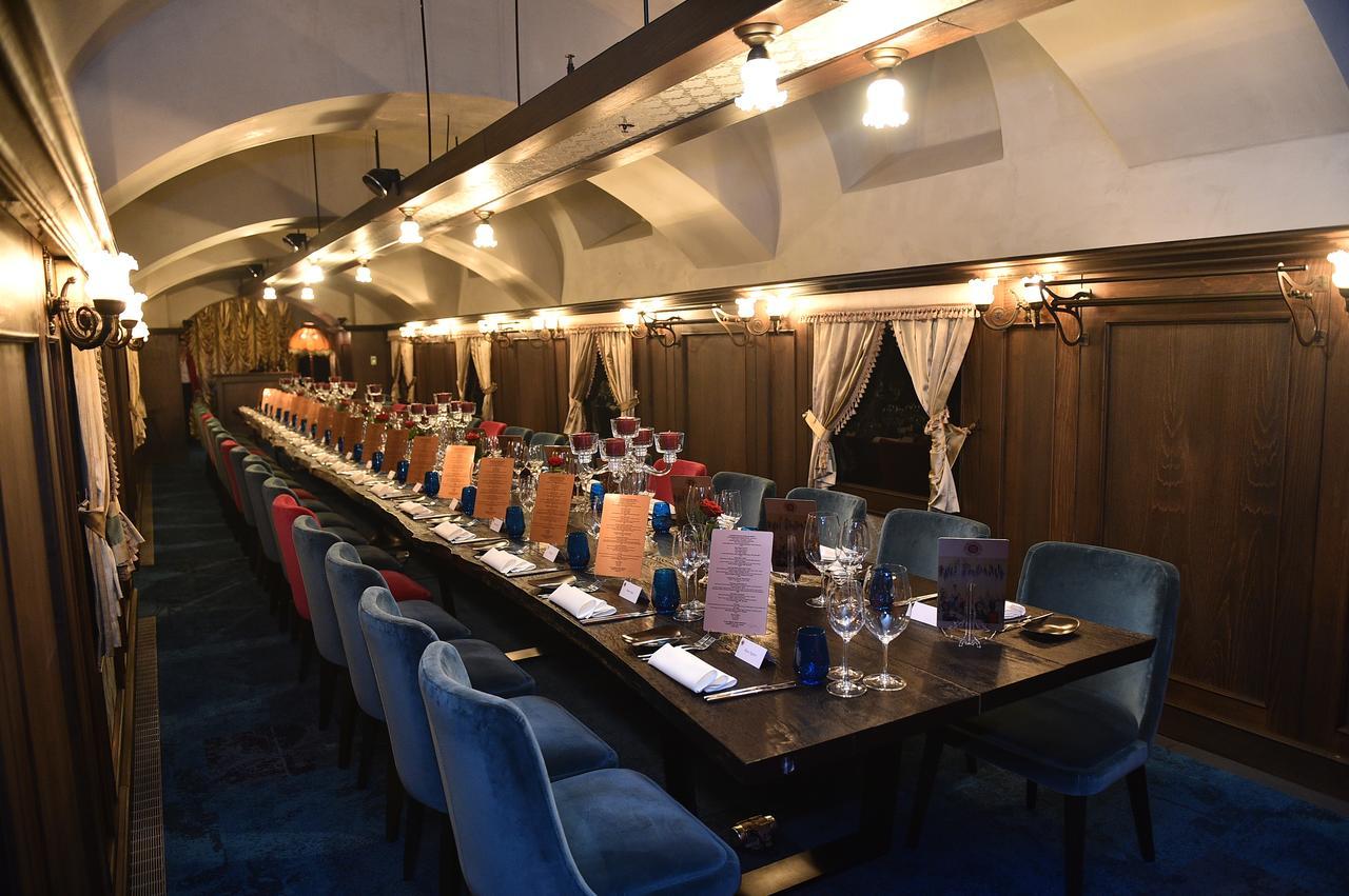 فندق 10 كاراكوي اسطنبول المظهر الخارجي الصورة The interior of the tasting room at the Wine & Spirit Education Trust