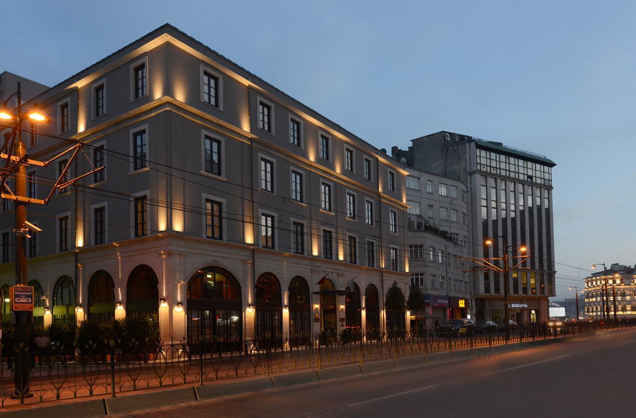 فندق 10 كاراكوي اسطنبول المظهر الخارجي الصورة The hotel at night